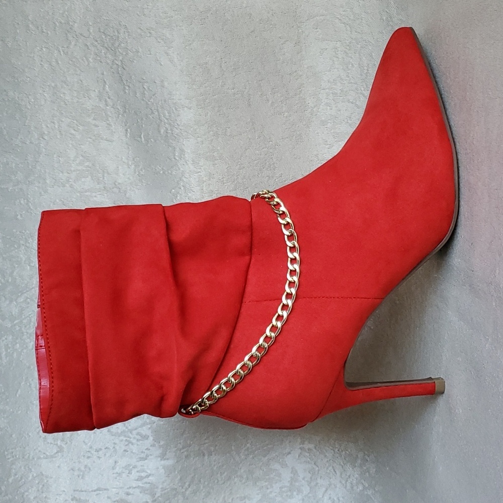 🆕️MARC FISHER Danisa Red Faux Suede Gold Tone Chain Ankle Heeled Boots SIZE: 8M